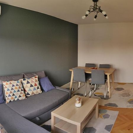 Modern And Cozy Apartment 皮特什蒂 外观 照片